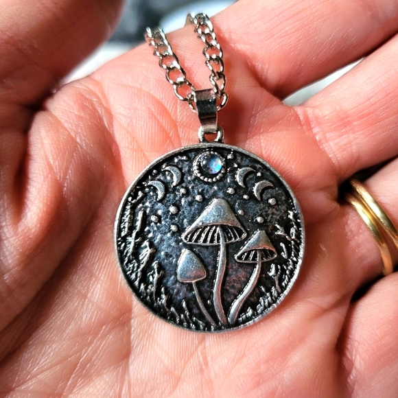 MUSHROOM NECKLACE - Picture 1 of 3